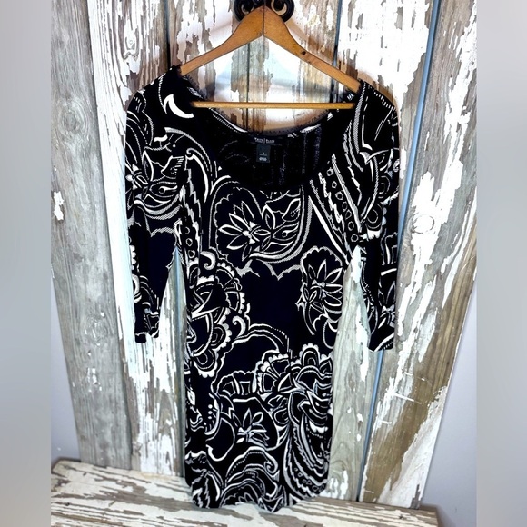 White House Black Market Dresses & Skirts - White House Black Market Dress Mid sleeve size Small Floral Black & White